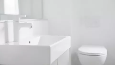 biała armatura do łazienki