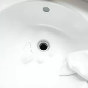 Czym usunąć czarne rysy z umywalki