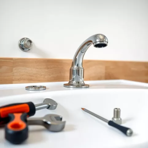 Jak wymienić kran w zlewie