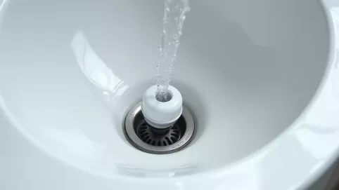 Jak zamontować korek automatyczny do umywalki