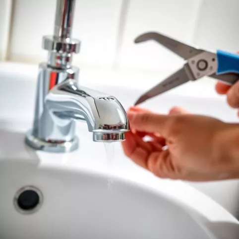 Jak zamontować kran w umywalce