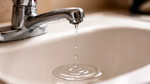 Kran cieknie po zakręceniu