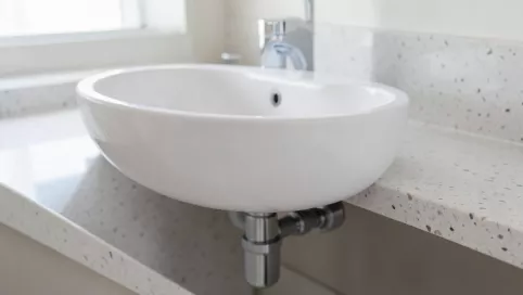 Montaż umywalki nablatowej