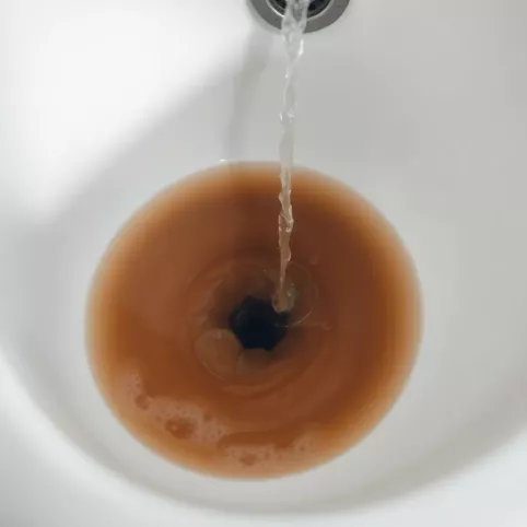 Woda z umywalki wybija w wannie