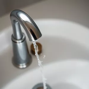 Zmienne ciśnienie wody w kranie